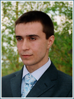 преподает курсы программирования