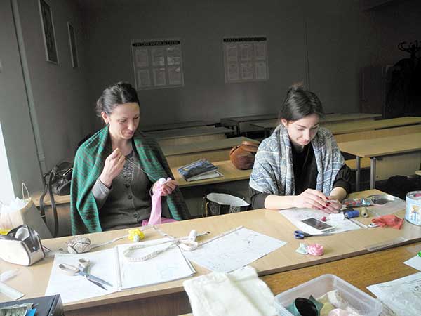 Вот так проходят занятия для учащихся учебного центра Успех по курсу текстильный дизайн, дизайн штор